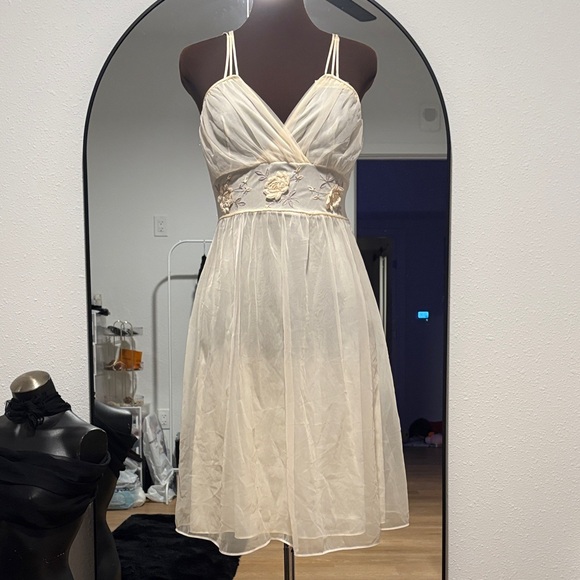Gotham Elegant Cream Embroidered Nightgown & Matching Robe